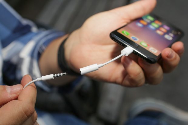 Apple iPhone 7 Headphone Jack: 3.5mm adaptor